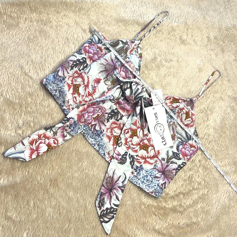 LF THREE DAYS Floral Beaute Top - Picture 5 of 6